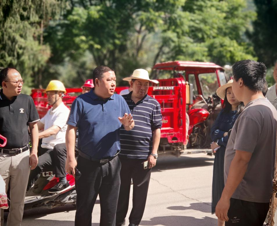 5月7日,党委书记卢祖燔在后山路段实地查看道路交通、环境卫生等情况,并听取群众意见建议。